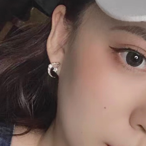❣️$25/3❣️ Moon and Dangle Star Rhinestones Earrings - Picture 6 of 9